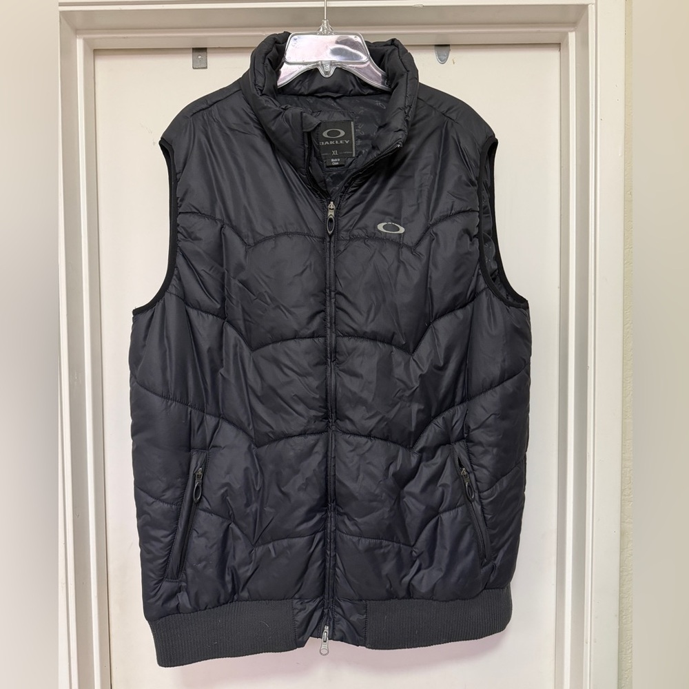 Oakley black puffer vest - size XL - zippered pockets